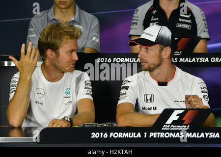 Sepang, Donnerstag. 29. Sep, 2016. Mercedes-Pilot Nico Rosberg (L) von Deutschland und McLaren-Pilot Jenson Button von Großbritannien sprechen während der Pressekonferenz vor der malaysische Formel Eins Grand Prix auf dem Sepang International Circuit in Sepang, Malaysia, Donnerstag, 29. September 2016. Bildnachweis: Chong Voon Chung/Xinhua/Alamy Live-Nachrichten Stockfoto