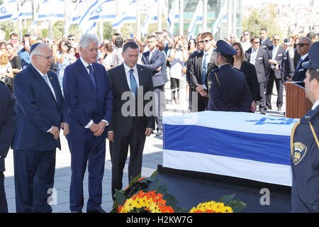 Jerusalem. 29. Sep, 2016. Ehemaliger US-Präsident Bill Clinton (2 L) und israelischen Präsidenten Reuven Rivlin (1. L) ihren letzten Respekt vor den Sarg des ehemaligen israelischen Präsidenten Shimon Peres auf dem zentralen Platz der Knesset in Jerusalem, 29. September 2016. Peres, einer der letzten lebenden Gründerväter von Israel, verstarb im Alter von 93 Jahren frühen Mittwochmorgen nach einem großen Schlaganfall vor mehr als zwei Wochen. Bildnachweis: Guo Yu/Xinhua/Alamy Live-Nachrichten Stockfoto