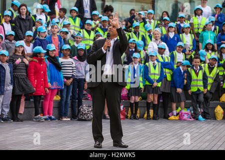 London, UK. 29. September 2016. Der Bürgermeister von London, Sadiq Khan, startet der neue London Lehrplan für Grundschulen an der London-Curriculum-Festival auf die Schaufel, begleitet von Hunderten von Schulkinder. Mehr als 1.800 Grundschulen in 33 London Boroughs werden lernen zu leben, inspiriert von der Londoner Menschen, Orte und Erbe, als Teil der neuen "Going Underground" auf dem Lehrplan London bringen können. © Mark Kerrison/Alamy Live News Bildnachweis: Mark Kerrison/Alamy Live-Nachrichten Stockfoto