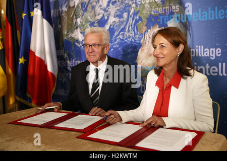 Paris, Frankreich. 29. Sep, 2016. Französische Umweltministerin Ségolène Royal Unterzeichnung das regionale Klima Schutz-Bündnis Under2MoU in das französische Umweltministerium in Paris, Frankreich, 29. September 2016. Mehr als 130 Regionen in verschiedenen Ländern haben jetzt die Initiative unterzeichnet. Neben ihr ist Premiere im deutschen Bundesland Baden-Württemberg Winfried Kretschmann (grüne). Foto: SILAS STEIN/DPA/Alamy Live-Nachrichten Stockfoto