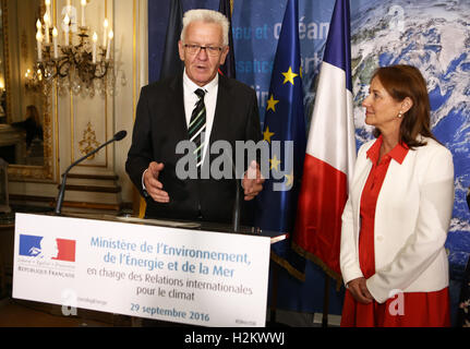 Paris, Frankreich. 29. Sep, 2016. Winfried Kretschmann (grüne), Premier des deutschen Bundeslandes Baden-Württemberg, im Gespräch mit Journalisten an das französische Umweltministerium in Paris, Frankreich, 29. September 2016. Neben ihm ist die französische Umweltministerin Ségolène Royal. Themen in der Diskussion sind die Umsetzung der Abkommen von Paris, EU-Emissionshandel und CO2-Besteuerung Modelle sowie einen Plan für die Stilllegung des Kernkraftwerks in Fessenheim. Foto: SILAS STEIN/DPA/Alamy Live-Nachrichten Stockfoto