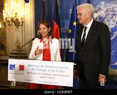 Paris, Frankreich. 29. Sep, 2016. Französische Umweltministerin Ségolène Royal anlässlich der französischen Umweltministerium in Paris, Frankreich, 29. September 2016. Neben ihr ist Winfried Kretschmann (grüne), Premiere im deutschen Bundesland Baden-Württemberg. Themen in der Diskussion sind die Umsetzung der Abkommen von Paris, EU-Emissionshandel und CO2-Besteuerung Modelle sowie einen Plan für die Stilllegung des Kernkraftwerks in Fessenheim. Foto: SILAS STEIN/DPA/Alamy Live-Nachrichten Stockfoto