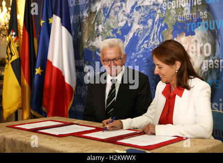 Paris, Frankreich. 29. Sep, 2016. Französische Umweltministerin Ségolène Royal Unterzeichnung das regionale Klima Schutz-Bündnis Under2MoU in das französische Umweltministerium in Paris, Frankreich, 29. September 2016. Mehr als 130 Regionen in verschiedenen Ländern haben jetzt die Initiative unterzeichnet. Neben ihr ist Premiere im deutschen Bundesland Baden-Württemberg Winfried Kretschmann (grüne). Foto: SILAS STEIN/DPA/Alamy Live-Nachrichten Stockfoto