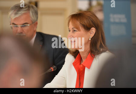 Paris, Frankreich. 29. Sep, 2016. Französische Umwelt Minister Ségolène Royal im Bild bei einem Besuch von Premier des deutschen Bundeslandes Baden-Württemberg Winfried Kretschmann (grüne) in das französische Umweltministerium in Paris, Frankreich, 29. September 2016. Foto: SILAS STEIN/DPA/Alamy Live-Nachrichten Stockfoto