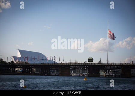 Sydney. 29. Sep, 2016. Foto aufgenommen am 29. September 2016 zeigt eine australische Nationalflagge auf Halbmast zum Gedenken an die nationale Polizei-Erinnerung-Tag in Sydney, Australien. © Zhu Hongye/Xinhua/Alamy Live-Nachrichten Stockfoto