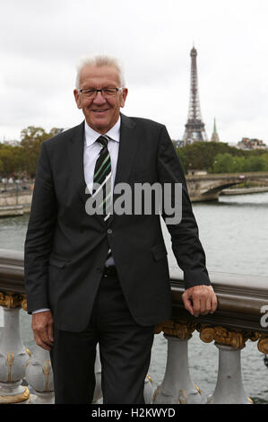 Paris, Frankreich. 29. Sep, 2016. Winfried Kretschmann (grüne), Premier des deutschen Bundeslandes Baden-Württemberg stehen auf der Brücke Pont Alexandre III in Paris, Frankreich, 29. September 2016. Kretschmann ist in Paris, französischer Minister treffen. Themen zur Diskussion beinhalten einen Plan für die Stilllegung des Kernkraftwerks in Fessenheim nahe der deutschen Grenze. Foto: SILAS STEIN/DPA/Alamy Live-Nachrichten Stockfoto