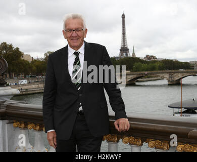 Paris, Frankreich. 29. Sep, 2016. Winfried Kretschmann (grüne), Premier des deutschen Bundeslandes Baden-Württemberg stehen auf der Brücke Pont Alexandre III in Paris, Frankreich, 29. September 2016. Kretschmann ist in Paris, französischer Minister treffen. Themen zur Diskussion beinhalten einen Plan für die Stilllegung des Kernkraftwerks in Fessenheim nahe der deutschen Grenze. Foto: SILAS STEIN/DPA/Alamy Live-Nachrichten Stockfoto