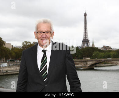 Paris, Frankreich. 29. Sep, 2016. Winfried Kretschmann (grüne), Premier des deutschen Bundeslandes Baden-Württemberg stehen auf der Brücke Pont Alexandre III in Paris, Frankreich, 29. September 2016. Kretschmann ist in Paris, französischer Minister treffen. Themen zur Diskussion beinhalten einen Plan für die Stilllegung des Kernkraftwerks in Fessenheim nahe der deutschen Grenze. Foto: SILAS STEIN/DPA/Alamy Live-Nachrichten Stockfoto