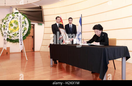 Peking, China. 29. Sep, 2016. Chinese Vice Premier Liu Yandong (R) unterschreibt das Kondolenzbuch bei der israelischen Botschaft in Peking, Hauptstadt von China, 29. September 2016. Liu Yandong am Donnerstag besuchte die israelische Botschaft in Peking und trauerten die Weitergabe der ehemalige israelische Regierungschef Shimon Peres. Liu äußerte tiefes Beileid im Namen der chinesischen Regierung und dem Volk. © Ding Haitao/Xinhua/Alamy Live-Nachrichten Stockfoto