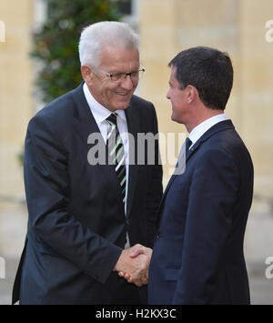 Paris, Frankreich. 29. Sep, 2016. Winfried Kretschmann (L; Grüns), Premiere im deutschen Bundesland Baden-Württemberg; wird von französischen Premierminister Manuel Valls in Paris, Frankreich, 29. September 2016 begrüßt. Diskussionsthemen sind Austritt, Securitys in Europa, Migration und Integration in Deutschland und Frankreich. Foto: SILAS STEIN/DPA/Alamy Live-Nachrichten Stockfoto