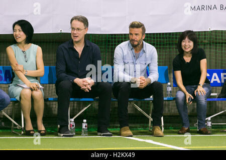 Tokio, Japan. 29. September 2016. Ehemaliger England Fußball-Star David Beckham besucht eine spezielle Futsal-Spiel am 29. September 2016, Tokio, Japan. Beckham besuchte eine spezielle Futsal-Spiel zwischen Edogawa University Soccer Club und Kumamoto High School Team organisiert von Singapur-Luxus-Hotel Marina Bay Sands. Die ehemalige England Fußball-Star verbrachte Zeit fotografieren und Autogramme für die Fans nach dem Spiel zur Unterstützung der Opfer der Kumamoto Erdbeben statt. Beckham ist in Japan als Botschafter des Marina Bay Sands. Bildnachweis: Rodrigo Reyes Marin/AFLO/Alamy Live-Nachrichten Stockfoto