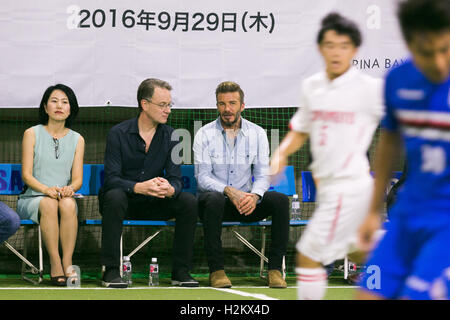 Tokio, Japan. 29. September 2016. Ehemaliger England Fußball-Star David Beckham besucht eine spezielle Futsal-Spiel am 29. September 2016, Tokio, Japan. Beckham besuchte eine spezielle Futsal-Spiel zwischen Edogawa University Soccer Club und Kumamoto High School Team organisiert von Singapur-Luxus-Hotel Marina Bay Sands. Die ehemalige England Fußball-Star verbrachte Zeit fotografieren und Autogramme für die Fans nach dem Spiel zur Unterstützung der Opfer der Kumamoto Erdbeben statt. Beckham ist in Japan als Botschafter des Marina Bay Sands. Bildnachweis: Rodrigo Reyes Marin/AFLO/Alamy Live-Nachrichten Stockfoto