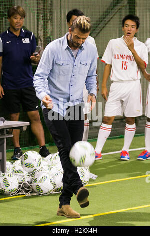 Tokio, Japan. 29. September 2016. Ehemaliger England Fußball-Star David Beckham besucht eine spezielle Futsal-Spiel am 29. September 2016, Tokio, Japan. Beckham besuchte eine spezielle Futsal-Spiel zwischen Edogawa University Soccer Club und Kumamoto High School Team organisiert von Singapur-Luxus-Hotel Marina Bay Sands. Die ehemalige England Fußball-Star verbrachte Zeit fotografieren und Autogramme für die Fans nach dem Spiel zur Unterstützung der Opfer der Kumamoto Erdbeben statt. Beckham ist in Japan als Botschafter des Marina Bay Sands. Bildnachweis: Rodrigo Reyes Marin/AFLO/Alamy Live-Nachrichten Stockfoto