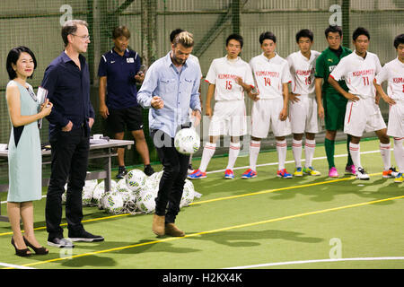 Tokio, Japan. 29. September 2016. Ehemaliger England Fußball-Star David Beckham besucht eine spezielle Futsal-Spiel am 29. September 2016, Tokio, Japan. Beckham besuchte eine spezielle Futsal-Spiel zwischen Edogawa University Soccer Club und Kumamoto High School Team organisiert von Singapur-Luxus-Hotel Marina Bay Sands. Die ehemalige England Fußball-Star verbrachte Zeit fotografieren und Autogramme für die Fans nach dem Spiel zur Unterstützung der Opfer der Kumamoto Erdbeben statt. Beckham ist in Japan als Botschafter des Marina Bay Sands. Bildnachweis: Rodrigo Reyes Marin/AFLO/Alamy Live-Nachrichten Stockfoto