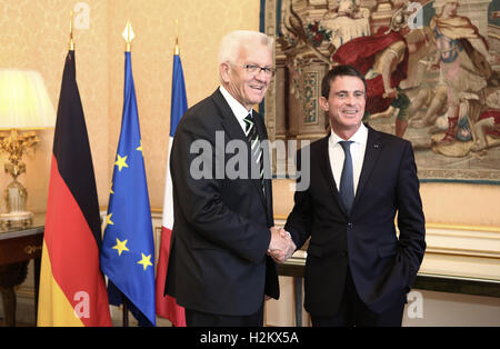 Paris, Frankreich. 29. Sep, 2016. Winfried Kretschmann (l, Grüns), Premier des deutschen Bundeslandes Baden-Württemberg; wird von französischen Premierminister Manuel Valls in Paris, Frankreich, 29. September 2016 begrüßt. Diskussionsthemen sind Austritt, Securitys in Europa, Migration und Integration in Deutschland und Frankreich. Foto: SILAS STEIN/DPA/Alamy Live-Nachrichten Stockfoto