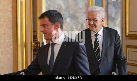 Paris, Frankreich. 29. Sep, 2016. Winfried Kretschmann (R, Grüns), Premier der Landeshauptstadt von Baden-Württemberg und französische Premierminister Manuel Valls in Paris, Frankreich, 29. September 2016. Diskussionsthemen sind Austritt, Securitys in Europa, Migration und Integration in Deutschland und Frankreich. Foto: SILAS STEIN/DPA/Alamy Live-Nachrichten Stockfoto