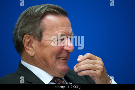 Ehemaligen deutschen Bundeskanzler Gerhard Schröder (SPD) präsentiert die Biographie "Helmut Schmidt. Trat Jahre sterben "(lit.) 'Die späten Jahre') von Thomas Karlauf an der Willy-Brandt-Haus in Berlin, Deutschland, 29. September 2016. Foto: BERND VON JUTRCZENKA/dpa Stockfoto