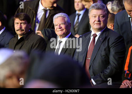 Kiew, Ukraine. 29. Sep, 2016. Der deutsche Bundespräsident Joachim Gauck (c) und Ukranian President Petro Poroshenko (r) Teilnahme an einer Festveranstaltung am 75. Jahrestag des Massenmordes von Kiewer Juden von den deutschen Truppen im Jahre 1941 in Babi Jar bei Kiew, Ukraine, 29. September 2016. Während des Massakers wurden 33.771 Juden in Babi Jar Tal ermordet. Auf der linken Seite ist der ungarische Präsident Janos Ader. Foto: WOLFGANG KUMM/DPA/Alamy Live-Nachrichten Stockfoto