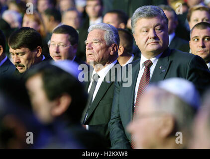 Kiew, Ukraine. 29. Sep, 2016. Der deutsche Bundespräsident Joachim Gauck (c) und Ukranian President Petro Poroshenko (r) Teilnahme an einer Festveranstaltung am 75. Jahrestag des Massenmordes von Kiewer Juden von den deutschen Truppen im Jahre 1941 in Babi Jar bei Kiew, Ukraine, 29. September 2016. Während des Massakers wurden 33.771 Juden in Babi Jar Tal ermordet. Auf der linken Seite ist der ungarische Präsident Janos Ader. Foto: WOLFGANG KUMM/DPA/Alamy Live-Nachrichten Stockfoto