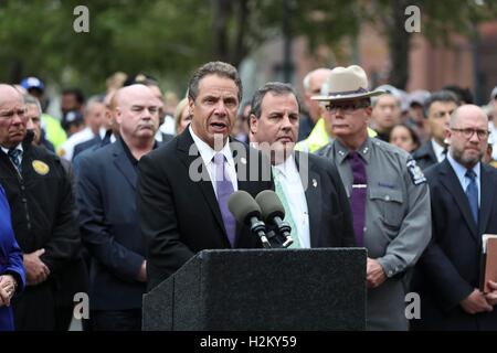 New Jersey, USA. 29. Sep, 2016. New Yorker Gouverneur Andrew Cuomo spricht während einer Pressekonferenz in der Nähe der Hoboken in New Jersey, USA am 29. September 2016. Bestätigte sich eine Person getötet und 108 weitere verletzt, nachdem eine Bahn in New Jersey Hoboken Station während der morgendlichen Rushhour Donnerstag stürzte. Bildnachweis: Wang Ying/Xinhua/Alamy Live-Nachrichten Stockfoto