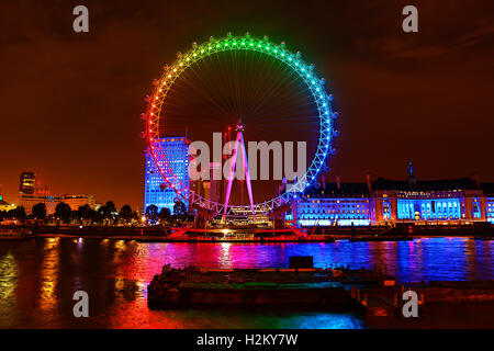 London, UK. 29. September 2016. Das London Eye wurde in bunten Farben des Regenbogens illuminiert, für Förderung des Films in London Credit Trolle: Paul Brown/Alamy Live News Stockfoto