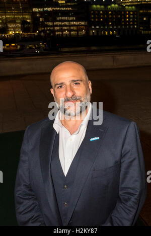 London, UK.  29. September 2016.  Schauspieler und Komiker Omid Djalili besucht den Childline Ball an Old Billingsgate Market helfen feiern 30 Jahre der Childline.  Das diesjährige Thema ist The Great British Bake-off. Bildnachweis: Stephen Chung / Alamy Live News Stockfoto