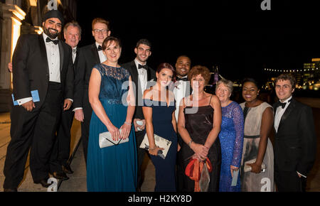 London, UK.  29. September 2016.   Das diesjährige große britische Bake Teilnehmer, (L, R) Rav Bansal, Lee Banfield, Andrew Smyth, Kate Barmby, Michael Georgiou, Candice Brown, Selasi Gbormittah, Jane Beedle, Val Steinen, Benjamina Ebuehi und Tom Gilliford, besuchen die Childline Ball im Old Billingsgate Market helfen feiern 30 Jahre der Childline.  Das diesjährige Thema ist The Great British Bake-off. Bildnachweis: Stephen Chung / Alamy Live News Stockfoto