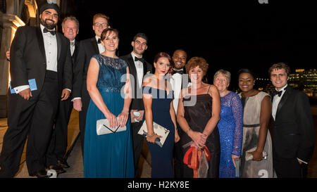 London, UK.  29. September 2016.   Das diesjährige große britische Bake Teilnehmer, (L, R) Rav Bansal, Lee Banfield, Andrew Smyth, Kate Barmby, Michael Georgiou, Candice Brown, Selasi Gbormittah, Jane Beedle, Val Steinen, Benjamina Ebuehi und Tom Gilliford, besuchen die Childline Ball im Old Billingsgate Market helfen feiern 30 Jahre der Childline.  Das diesjährige Thema ist The Great British Bake-off. Bildnachweis: Stephen Chung / Alamy Live News Stockfoto