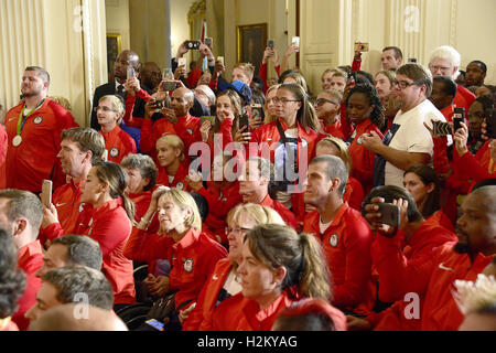 Washington, District Of Columbia, USA. 29. Sep, 2016. Mitglieder des 2016 US Olympischen und Paralympischen Teams nutzen ihre Handys, um Fotos zu machen, wie US-Präsident Barack Obama und First Lady Michelle Obama sie East Room des weißen Hauses in Washington, DC begrüßen auf ihre Teilnahme und Erfolg in diesem Jahr spielen in Rio De Janeiro, Brazil.Credit zu Ehren: Ron Sachs/Pool über CNP Credit : Live-Nachrichten Ron Sachs/CNP/ZUMA Draht/Alamy Stockfoto