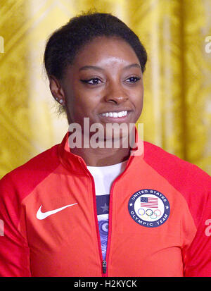 US-amerikanische Turnerin in Gold gewann Simone Biles sieht während einer Zeremonie wo US-Präsident Barack Obama und First Lady Michelle Obama begrüßt die 2016 uns Olympischen und Paralympischen teams zu East Room des White House in Washington, DC, ihre Teilnahme zu Ehren und Erfolg in diesem Jahr spielen in Rio De Janeiro, Brasilien. Bildnachweis: Ron Sachs / Pool über CNP /MediaPunch Stockfoto