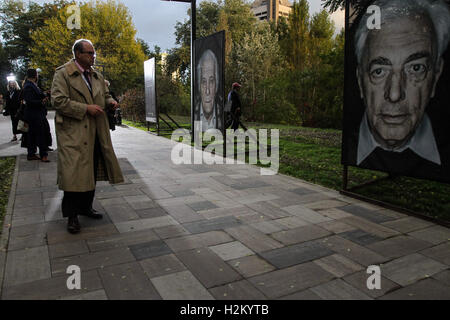 Kiew, Ukraine. 29. Sep, 2016. Menschen gehen durch das Porträt des Babyn Yar Überlebenden. Ukraine ist der 75. Jahrestag der Babyn Yar Tragödie (× '× ×' ×™ ×™ × × ¨), wobei mehr als 33 Tausende Juden, Zigeuner, Ukrainer und andere von den deutschen Truppen getötet wurden. Das Massaker vom 29. / 30. September 1941 war die größte Massentötung, für die das NS-Regime und seine Mitarbeiter verantwortlich während seiner Kampagne gegen die Sowjetunion waren. © Sergii Kharchenko/ZUMA Draht/Alamy Live-Nachrichten Stockfoto