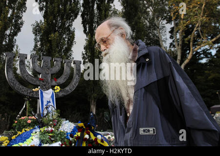 Kiew, Ukraine. 29. Sep, 2016. Ein älterer Mann mit weißem Bart geht weg von Menora Denkmal nach dem Gebet. Ukraine ist der 75. Jahrestag der Babyn Yar Tragödie (× '× ×' ×™ ×™ × × ¨), wobei mehr als 33 Tausende Juden, Zigeuner, Ukrainer und andere von den deutschen Truppen getötet wurden. Das Massaker vom 29. / 30. September 1941 war die größte Massentötung, für die das NS-Regime und seine Mitarbeiter verantwortlich während seiner Kampagne gegen die Sowjetunion waren. © Sergii Kharchenko/ZUMA Draht/Alamy Live-Nachrichten Stockfoto