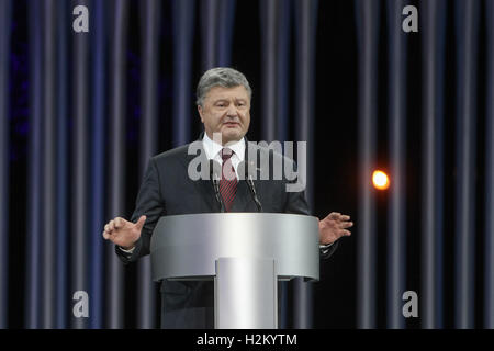 Kiew, Ukraine. 29. Sep, 2016. Präsident der Ukraine PETRO POROSCHENKO hat eine Rede während einer Festveranstaltung zum 75. Jahrestag des Massenmordes von Kiew Jews.Ukraine Mark den 75. Jahrestag der Babyn Yar Tragödie (× '× ×' ×™ ×™ × × ¨), wobei mehr als 33 Tausende Juden, Zigeuner, Ukrainer und andere von den deutschen Truppen getötet wurden. Das Massaker vom 29. / 30. September 1941 war die größte Massentötung, für die das NS-Regime und seine Mitarbeiter verantwortlich während seiner Kampagne gegen die Sowjetunion waren. © Sergii Kharchenko/ZUMA Draht/Alamy Live-Nachrichten Stockfoto