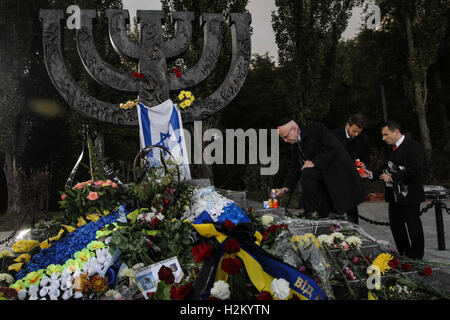 Kiew, Ukraine. 29. Sep, 2016. Menschen leuchten die Kerzen Ne [t eine Menora Monument Babij Jar Memorial Complex in Kiew. Ukraine ist der 75. Jahrestag der Babyn Yar Tragödie (× '× ×' ×™ ×™ × × ¨), wobei mehr als 33 Tausende Juden, Zigeuner, Ukrainer und andere von den deutschen Truppen getötet wurden. Das Massaker vom 29. / 30. September 1941 war die größte Massentötung, für die das NS-Regime und seine Mitarbeiter verantwortlich während seiner Kampagne gegen die Sowjetunion waren. © Sergii Kharchenko/ZUMA Draht/Alamy Live-Nachrichten Stockfoto