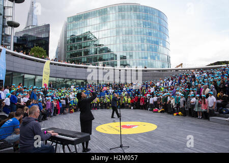 London, UK. 29. Sep, 2016. Schulkinder bereiten, der Bürgermeister von London, Sadiq Khan, um der neue London Lehrplan für Grundschulen an der London-Curriculum-Festival auf die Schaufel zu starten begrüßen zu dürfen. Mehr als 1.800 Grundschulen in 33 London Boroughs werden lernen zu leben, inspiriert von der Londoner Menschen, Orte und Erbe, als Teil der neuen "Going Underground" auf dem Lehrplan London bringen können. Bildnachweis: Mark Kerrison/Alamy Live-Nachrichten Stockfoto