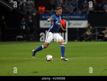 Gelsenkirchen, Deutschland. 29. September 2016. Benedikt Höwedes(schalke 04) in Aktion während Europa Fußball Gruppenspiel Liga zwischen FC Schalke 04 und RB Salzburg in Veltins Arena in Gelsenkirchen, Deutschland, 29. September 2016 Credit: Laurent Lairys/Agence Locevaphotos/Alamy Live News Stockfoto