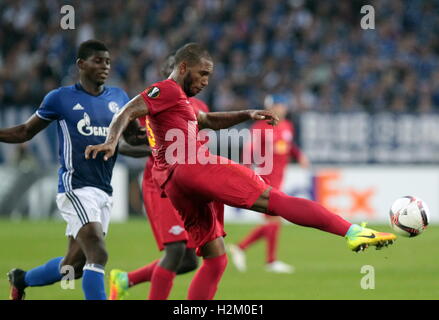 Gelsenkirchen, Deutschland. 29. Sep, 2016. UEFA Championsleague. FC Schalke 04 gegen FC Red Bull Salzburg Stadion Veltins Arena. Paulo Miranda in Aktion Credit: Action Plus Sport/Alamy Live News Stockfoto