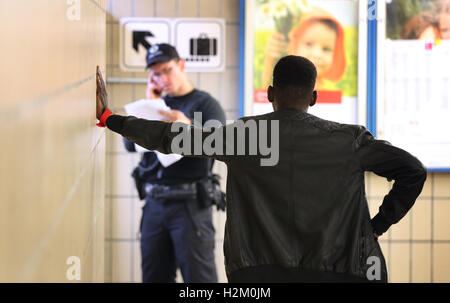 Konstanz, Deutschland. 19. Sep, 2016. Deutsche Polizisten überprüfen ein Asylbewerbers aus Westafrika am Bahnhof in Konstanz, Deutschland, 19. September 2016. Foto: KARL-JOSEF HILDENBRAND/DPA/Alamy Live-Nachrichten Stockfoto