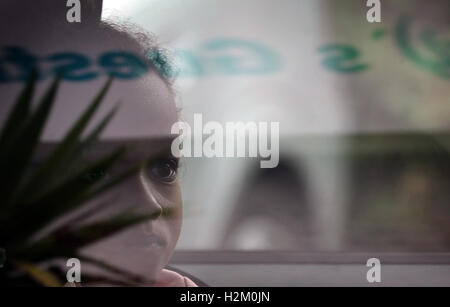 Konstanz, Deutschland. 19. Sep, 2016. Polizisten sammeln 4-j hrige Winta aus Eritrea, die mit ihrer Mutter am Abend zuvor festgenommen wurde, um sie zum Bahnhof in Konstanz, 19. September 2016 zu nehmen. Foto: KARL-JOSEF HILDENBRAND/DPA/Alamy Live-Nachrichten Stockfoto