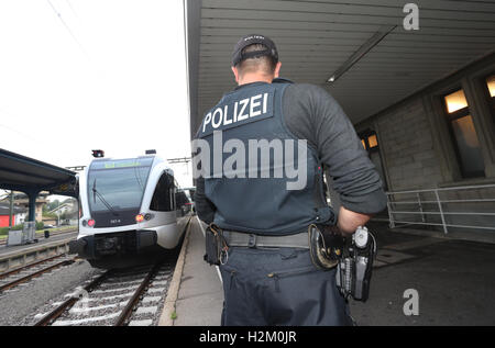 Konstanz, Deutschland. 19. Sep, 2016. Ein deutscher Polizist warten auf Züge, die aus der Schweiz, für den Fall, dass es sind Asylbewerber, am Bahnhof in Konstanz, Deutschland, 19. September 2016. Foto: KARL-JOSEF HILDENBRAND/DPA/Alamy Live-Nachrichten Stockfoto