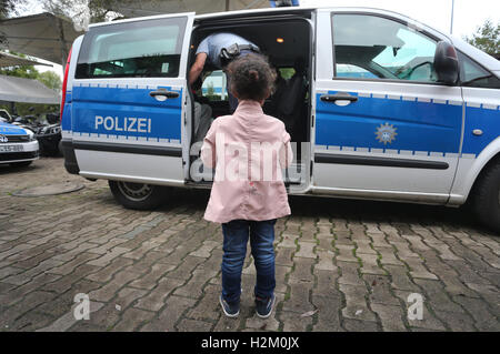 Konstanz, Deutschland. 19. Sep, 2016. Polizisten sammeln 4-j hrige Winta aus Eritrea, die mit ihrer Mutter am Abend zuvor festgenommen wurde, um sie zum Bahnhof, von einem Hostel in Konstanz, 19. September 2016 zu nehmen. Foto: KARL-JOSEF HILDENBRAND/DPA/Alamy Live-Nachrichten Stockfoto