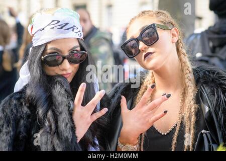 Paris, Frankreich. 29. September 2016. Gäste posieren auf drei Tage während der Paris Fashion Week Frühjahr/Sommer 2017 am 29. September 2016, in Paris, Frankreich. Bildnachweis: Hugh Peterswald/Alamy Live-Nachrichten Stockfoto