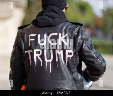 Paris, Frankreich. 28. September 2016. Ein Gast zeigt seine politischen Ansichten vor der Mansion Margiel Frühjahr-/Sommerkollektion 17-Modenschau in Paris Fashion Week. am 28. September 2016, in Paris, Frankreich.  Bildnachweis: Hugh Peterswald/Alamy Live-Nachrichten Stockfoto