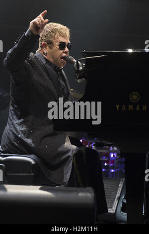 London, Ontario, Kanada. 29. Sep, 2016. Elton John führt auf den Budweiser Gardens am 29. September in London, Ontario. © Badische Roth/ZUMA Draht/Alamy Live-Nachrichten Stockfoto