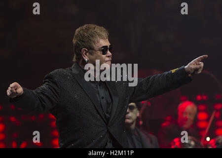 London, Ontario, Kanada. 29. Sep, 2016. Elton John führt auf den Budweiser Gardens am 29. September in London, Ontario. © Badische Roth/ZUMA Draht/Alamy Live-Nachrichten Stockfoto