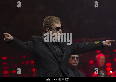 London, Ontario, Kanada. 29. Sep, 2016. Elton John führt auf den Budweiser Gardens am 29. September in London, Ontario. © Badische Roth/ZUMA Draht/Alamy Live-Nachrichten Stockfoto