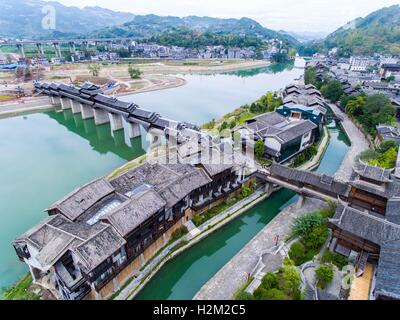 Chongqing. 29. Sep, 2016. Luftbild, aufgenommen am 29. September 2016 zeigt eine überdachte Brücke über den Apeng River in Südwest-China Chongqing. Diese hölzerne Vorgängerbauten über der Brücke wurden im Jahr 2013 durch einen Brand zerstört, und die Brücke wieder eröffnet, ein Jahr später nach der Rekonstruktion. © Liu Chan/Xinhua/Alamy Live-Nachrichten Stockfoto