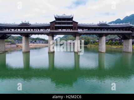 Chongqing. 29. Sep, 2016. Luftbild, aufgenommen am 29. September 2016 zeigt eine überdachte Brücke über den Apeng River in Südwest-China Chongqing. Diese hölzerne Vorgängerbauten über der Brücke wurden im Jahr 2013 durch einen Brand zerstört, und die Brücke wieder eröffnet, ein Jahr später nach der Rekonstruktion. © Liu Chan/Xinhua/Alamy Live-Nachrichten Stockfoto