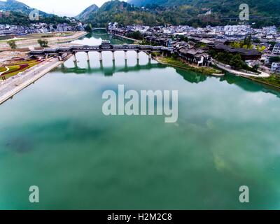 Chongqing. 29. Sep, 2016. Luftbild, aufgenommen am 29. September 2016 zeigt eine überdachte Brücke über den Apeng River in Südwest-China Chongqing. Diese hölzerne Vorgängerbauten über der Brücke wurden im Jahr 2013 durch einen Brand zerstört, und die Brücke wieder eröffnet, ein Jahr später nach der Rekonstruktion. © Liu Chan/Xinhua/Alamy Live-Nachrichten Stockfoto