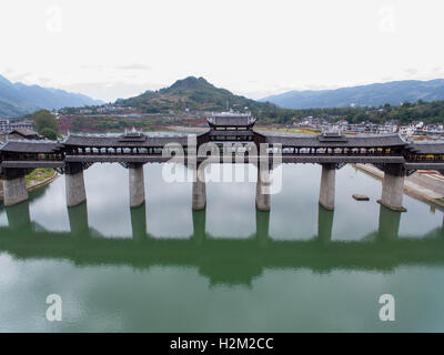 Chongqing. 29. Sep, 2016. Luftbild, aufgenommen am 29. September 2016 zeigt eine überdachte Brücke über den Apeng River in Südwest-China Chongqing. Diese hölzerne Vorgängerbauten über der Brücke wurden im Jahr 2013 durch einen Brand zerstört, und die Brücke wieder eröffnet, ein Jahr später nach der Rekonstruktion. © Liu Chan/Xinhua/Alamy Live-Nachrichten Stockfoto